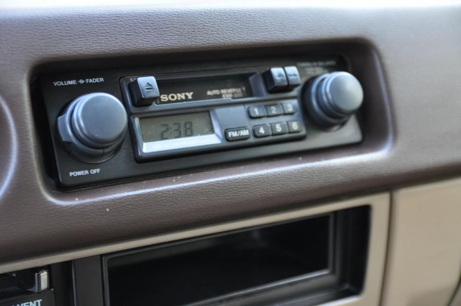 Детали интерьера Toyota Land Cruiser 60 (FJ60) 1984 года  (NA) (фото 145 из 251)